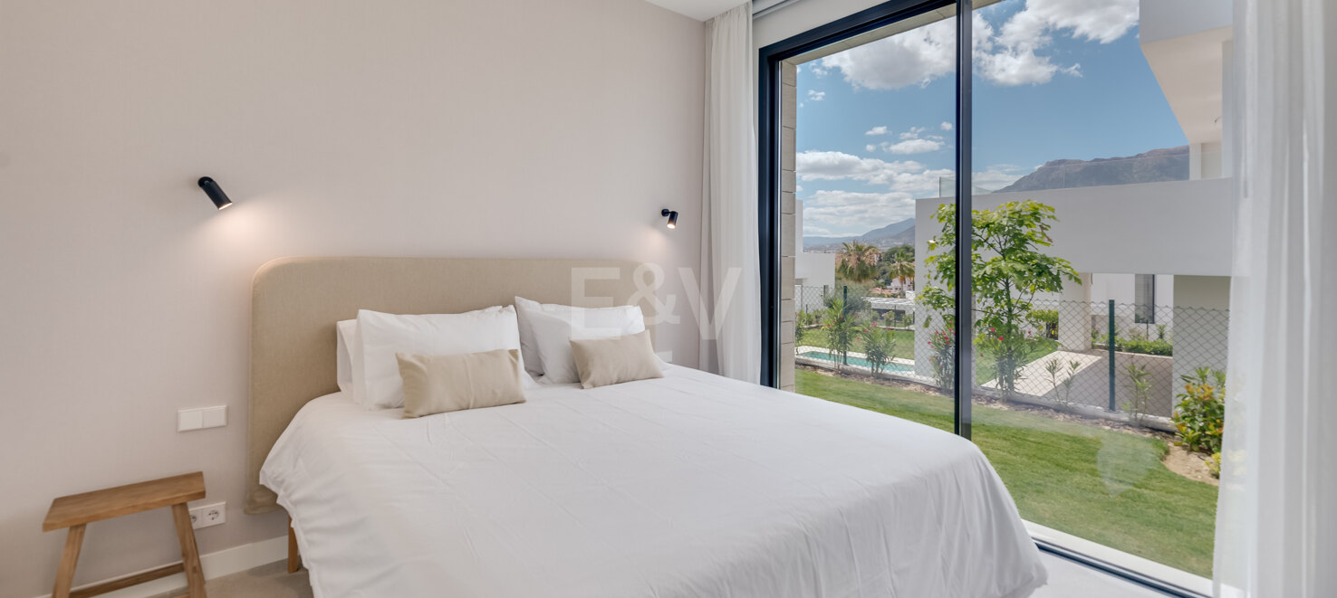 Villa de prestigio con vistas al mar y la montaña disponible para alquiler de verano desde 13,330€/semana.