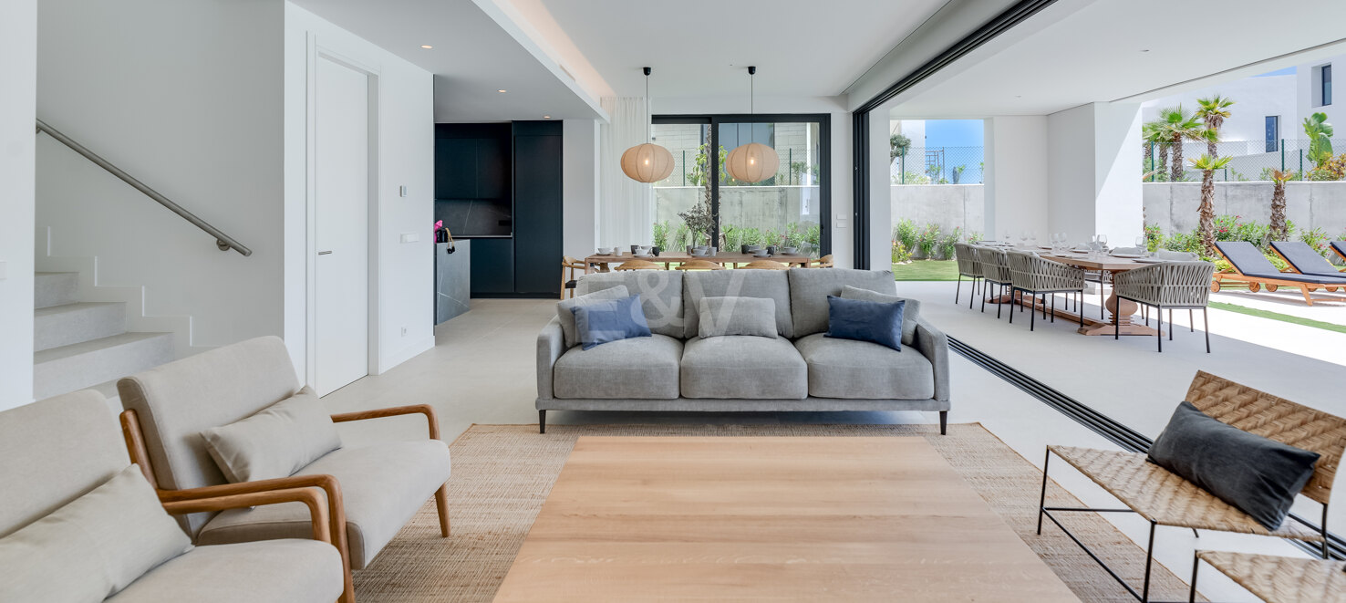 Villa de prestigio con vistas al mar y la montaña disponible para alquiler de verano desde 13,330€/semana.