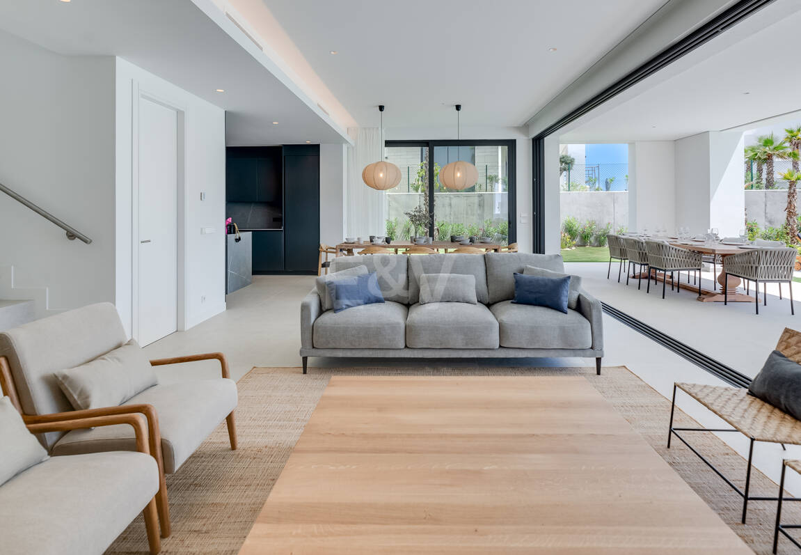 Prestigious Villa with Sea and Mountain Views avaiable for summer rental from 13,330€/week.