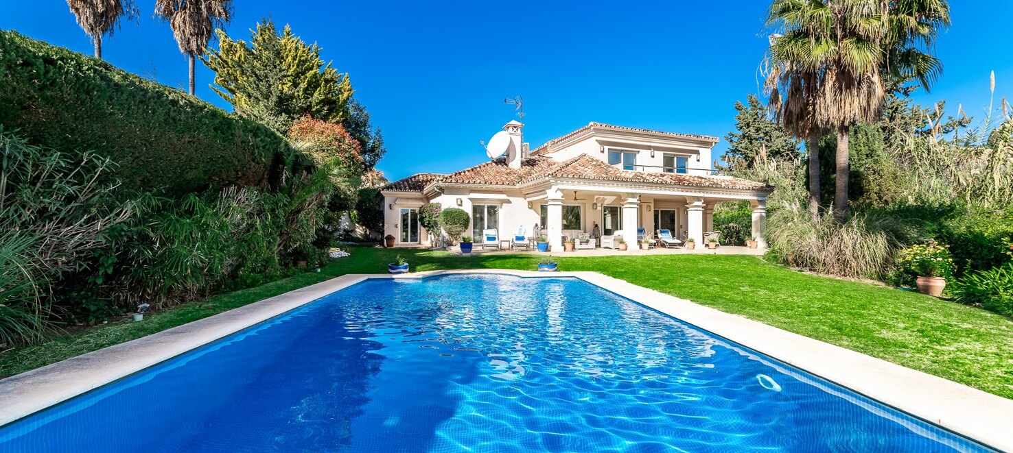 Una Oportunidad Única: Villa en Primera Línea de Los Naranjos Golf con Vistas Impresionantes y Encanto Atemporal