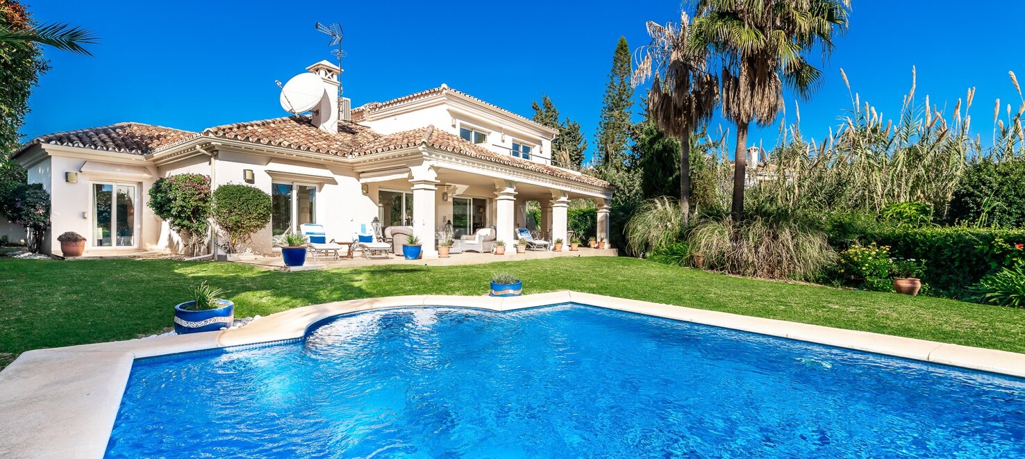 Una Oportunidad Única: Villa en Primera Línea de Los Naranjos Golf con Vistas Impresionantes y Encanto Atemporal