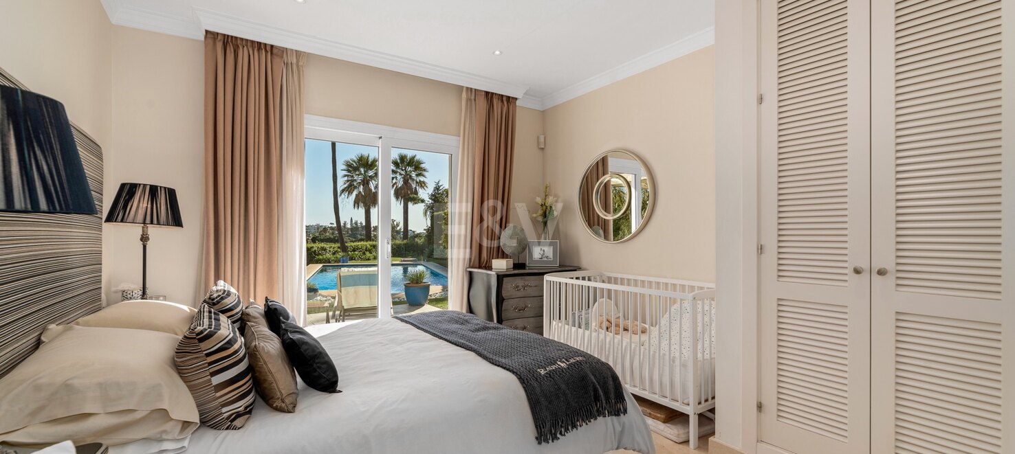 Una Oportunidad Única: Villa en Primera Línea de Los Naranjos Golf con Vistas Impresionantes y Encanto Atemporal