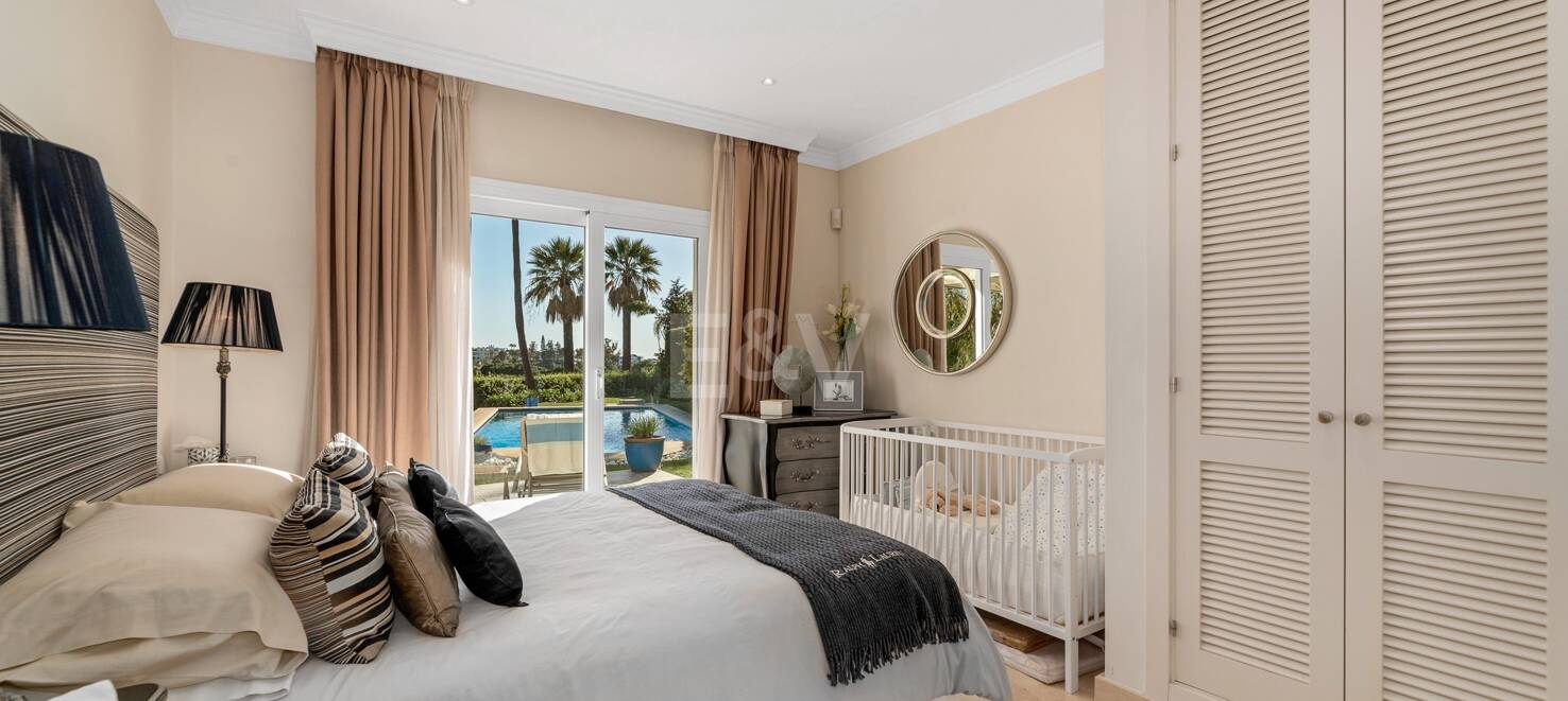 Una Oportunidad Única: Villa en Primera Línea de Los Naranjos Golf con Vistas Impresionantes y Encanto Atemporal