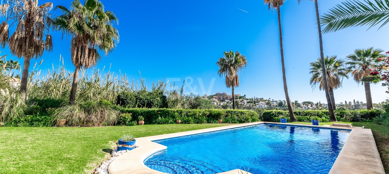 Una Oportunidad Única: Villa en Primera Línea de Los Naranjos Golf con Vistas Impresionantes y Encanto Atemporal