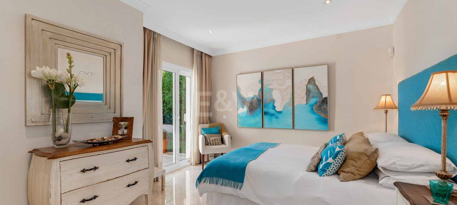 Una Oportunidad Única: Villa en Primera Línea de Los Naranjos Golf con Vistas Impresionantes y Encanto Atemporal