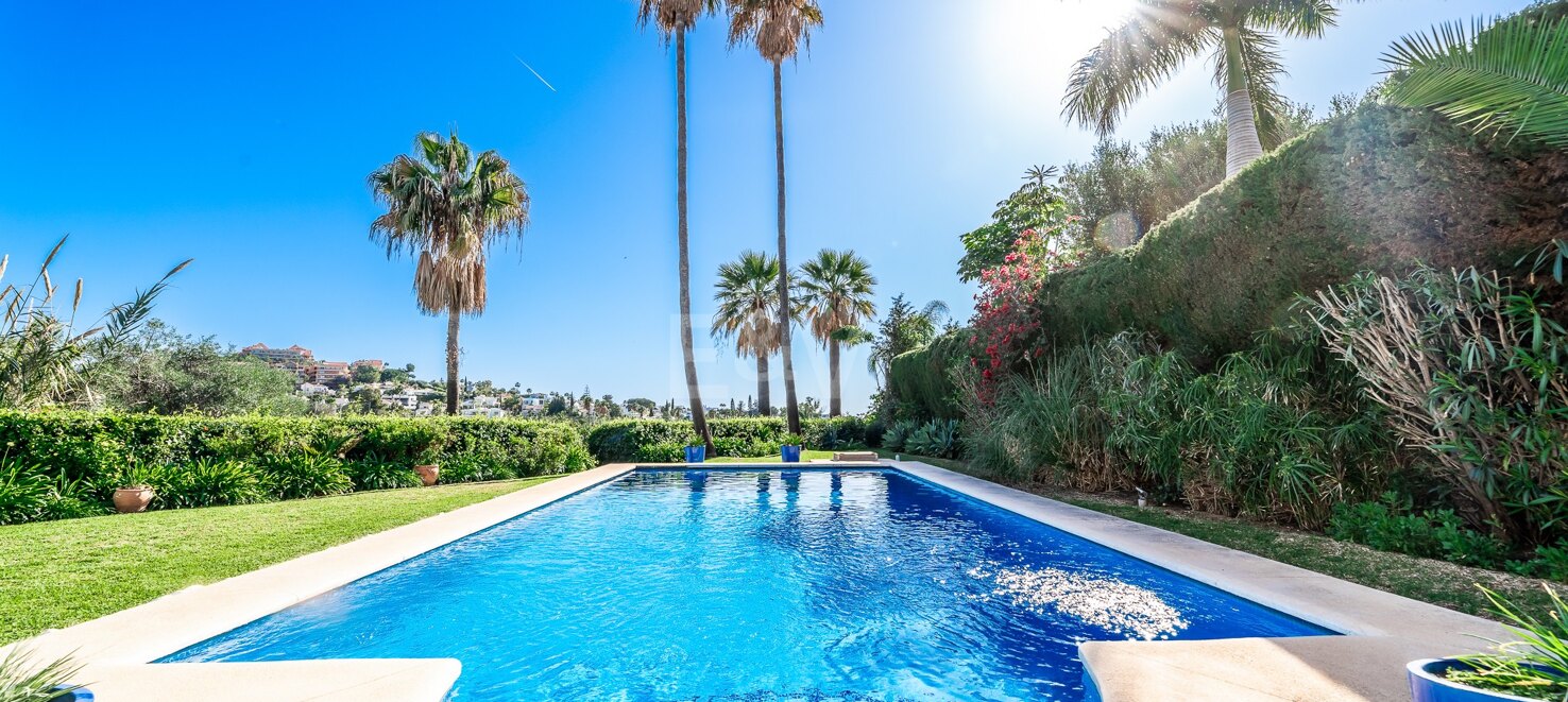 Una Oportunidad Única: Villa en Primera Línea de Los Naranjos Golf con Vistas Impresionantes y Encanto Atemporal