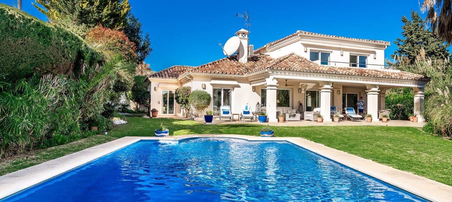 Una Oportunidad Única: Villa en Primera Línea de Los Naranjos Golf con Vistas Impresionantes y Encanto Atemporal