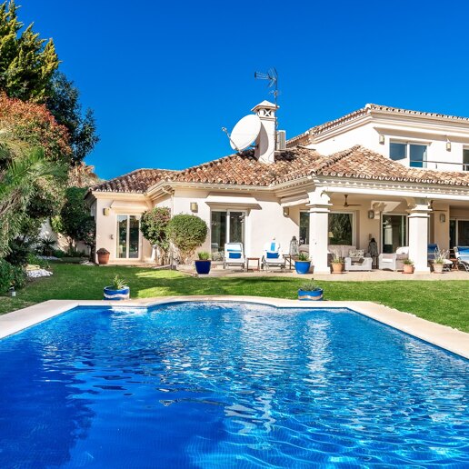 Una Oportunidad Única: Villa en Primera Línea de Los Naranjos Golf con Vistas Impresionantes y Encanto Atemporal