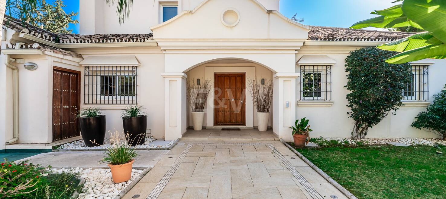 Una Oportunidad Única: Villa en Primera Línea de Los Naranjos Golf con Vistas Impresionantes y Encanto Atemporal