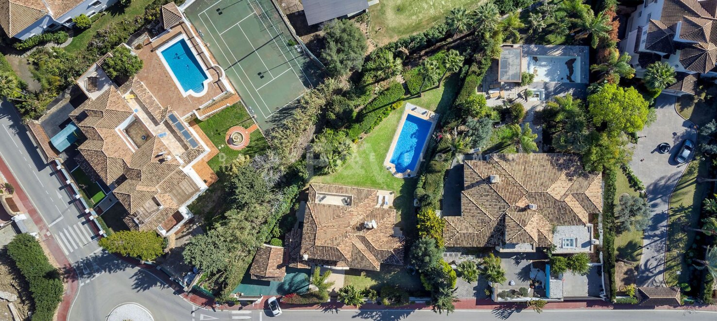 Una Oportunidad Única: Villa en Primera Línea de Los Naranjos Golf con Vistas Impresionantes y Encanto Atemporal