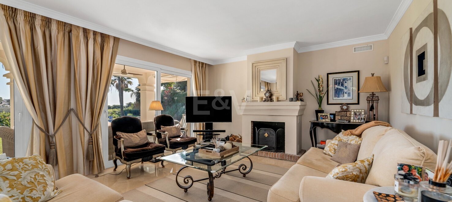 Una Oportunidad Única: Villa en Primera Línea de Los Naranjos Golf con Vistas Impresionantes y Encanto Atemporal