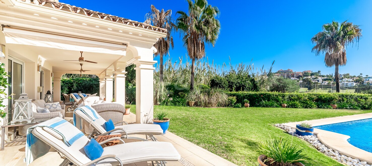 Una Oportunidad Única: Villa en Primera Línea de Los Naranjos Golf con Vistas Impresionantes y Encanto Atemporal