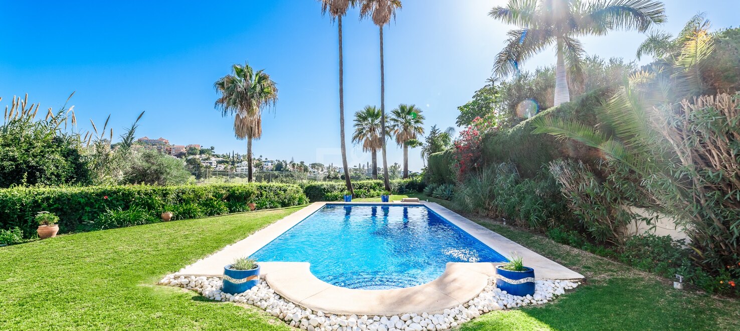 Una Oportunidad Única: Villa en Primera Línea de Los Naranjos Golf con Vistas Impresionantes y Encanto Atemporal