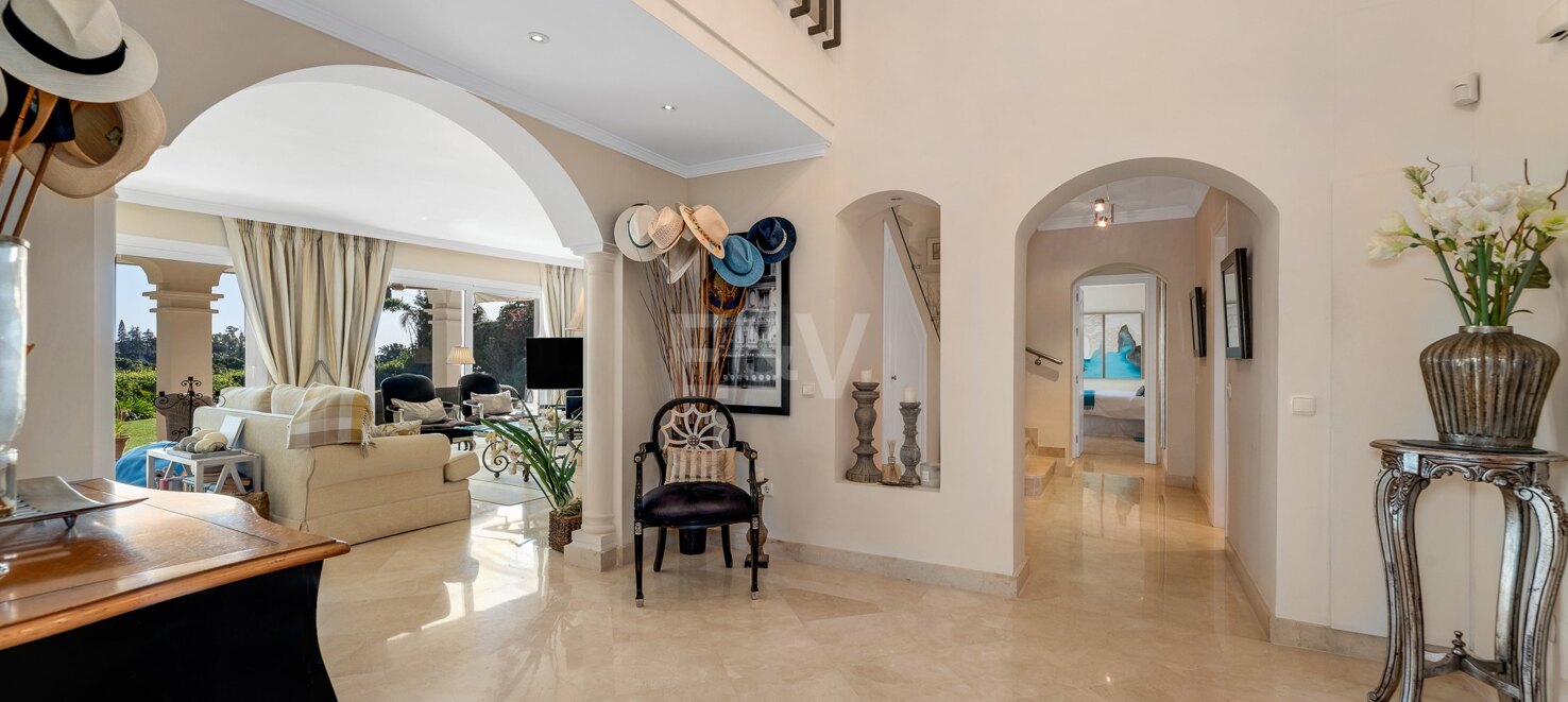 Una Oportunidad Única: Villa en Primera Línea de Los Naranjos Golf con Vistas Impresionantes y Encanto Atemporal
