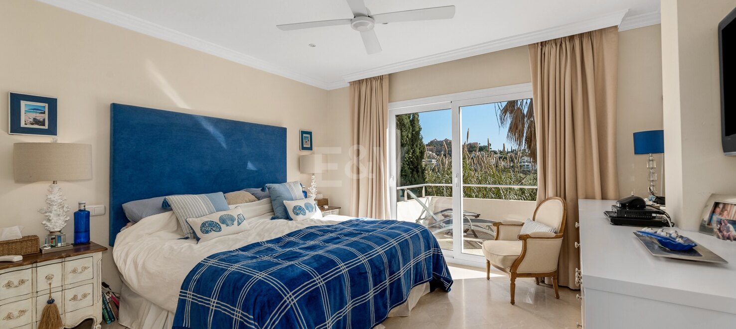 Una Oportunidad Única: Villa en Primera Línea de Los Naranjos Golf con Vistas Impresionantes y Encanto Atemporal