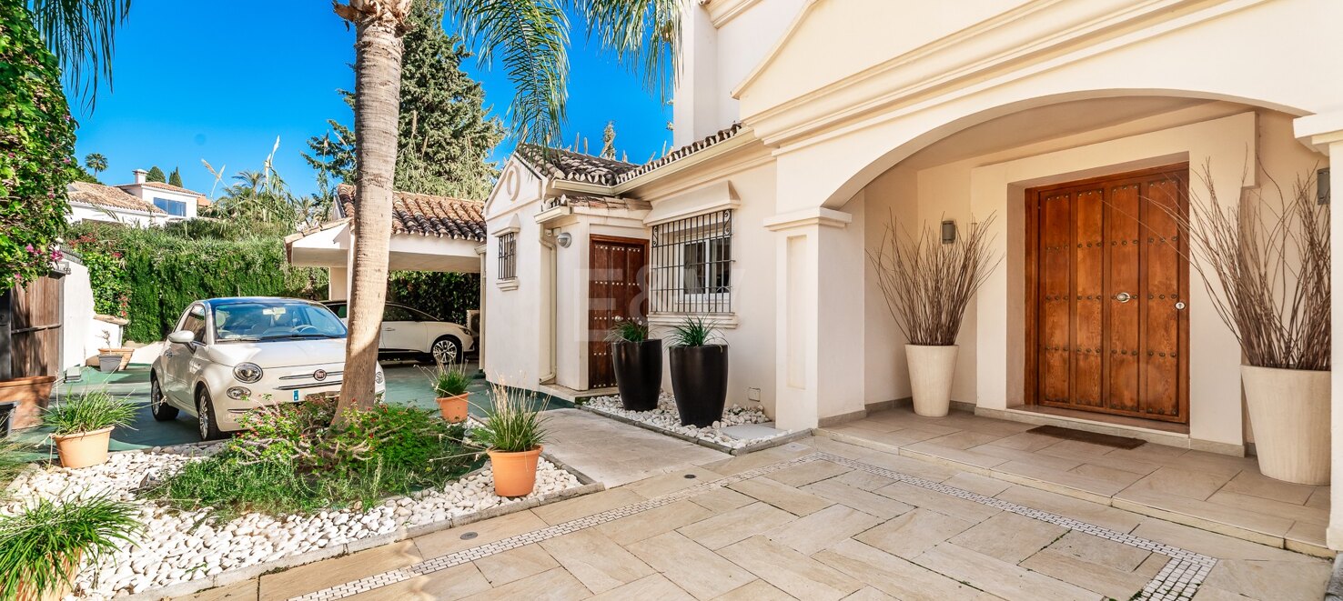 Una Oportunidad Única: Villa en Primera Línea de Los Naranjos Golf con Vistas Impresionantes y Encanto Atemporal