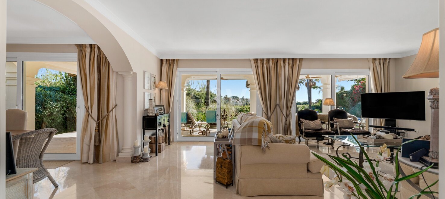 Una Oportunidad Única: Villa en Primera Línea de Los Naranjos Golf con Vistas Impresionantes y Encanto Atemporal