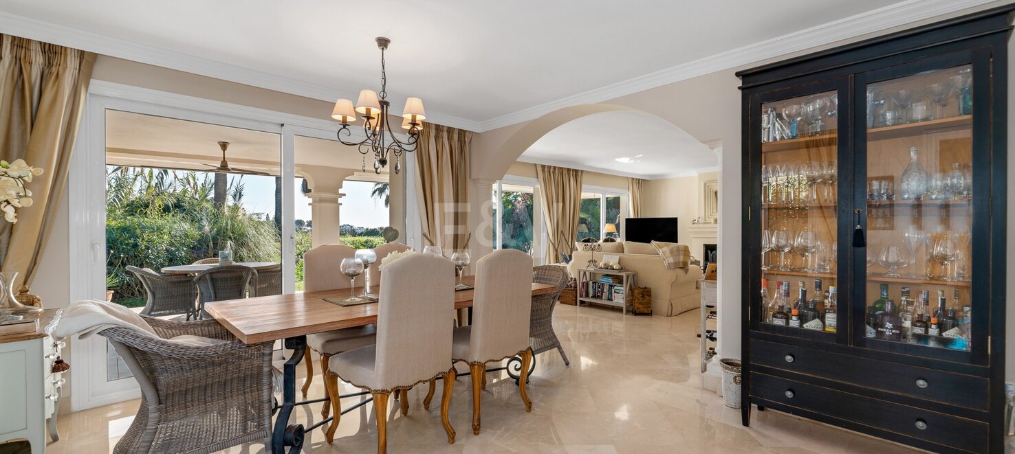 Una Oportunidad Única: Villa en Primera Línea de Los Naranjos Golf con Vistas Impresionantes y Encanto Atemporal