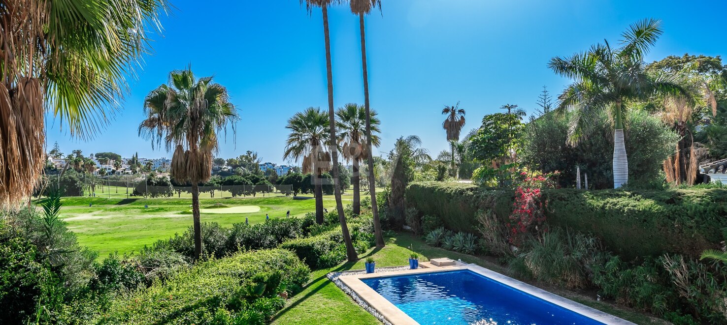 Una Oportunidad Única: Villa en Primera Línea de Los Naranjos Golf con Vistas Impresionantes y Encanto Atemporal