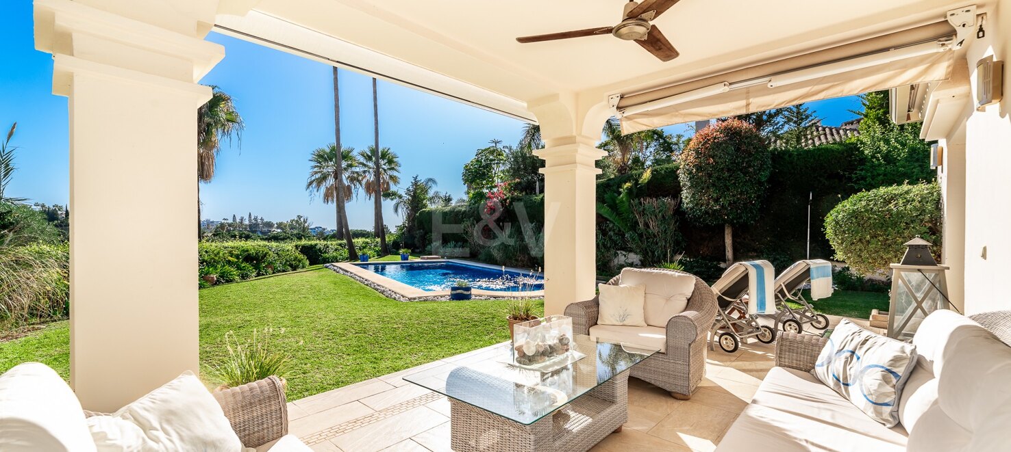 Una Oportunidad Única: Villa en Primera Línea de Los Naranjos Golf con Vistas Impresionantes y Encanto Atemporal