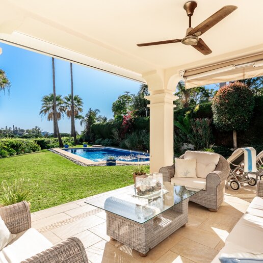 Una Oportunidad Única: Villa en Primera Línea de Los Naranjos Golf con Vistas Impresionantes y Encanto Atemporal