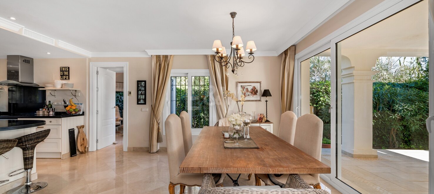 Una Oportunidad Única: Villa en Primera Línea de Los Naranjos Golf con Vistas Impresionantes y Encanto Atemporal