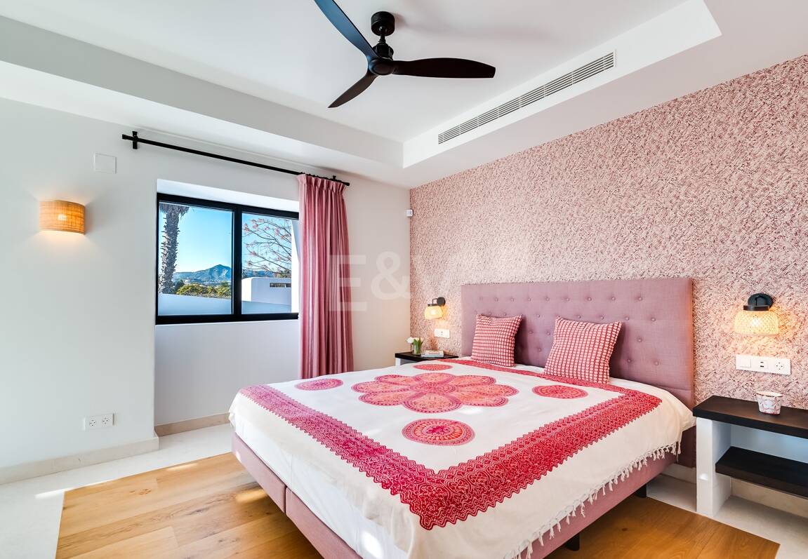 Wunderschöne Villa im andalusischen Cortijo-Stil, nur wenige Schritte vom Strand in der renommierten Guadalmina entfernt.