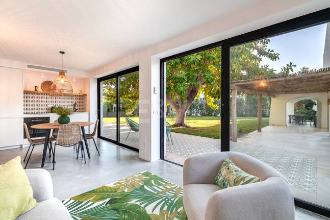 Wunderschöne Villa im andalusischen Cortijo-Stil, nur wenige Schritte vom Strand in der renommierten Guadalmina entfernt.