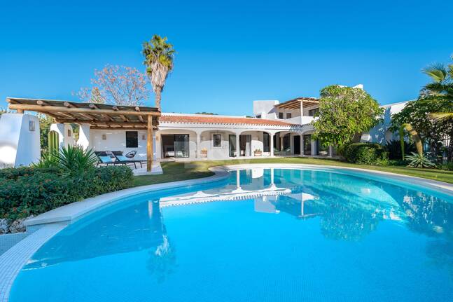 Wunderschöne Villa im andalusischen Cortijo-Stil, nur wenige Schritte vom Strand in der renommierten Guadalmina entfernt.