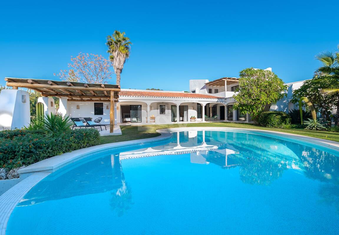 Wunderschöne Villa im andalusischen Cortijo-Stil, nur wenige Schritte vom Strand in der renommierten Guadalmina entfernt.