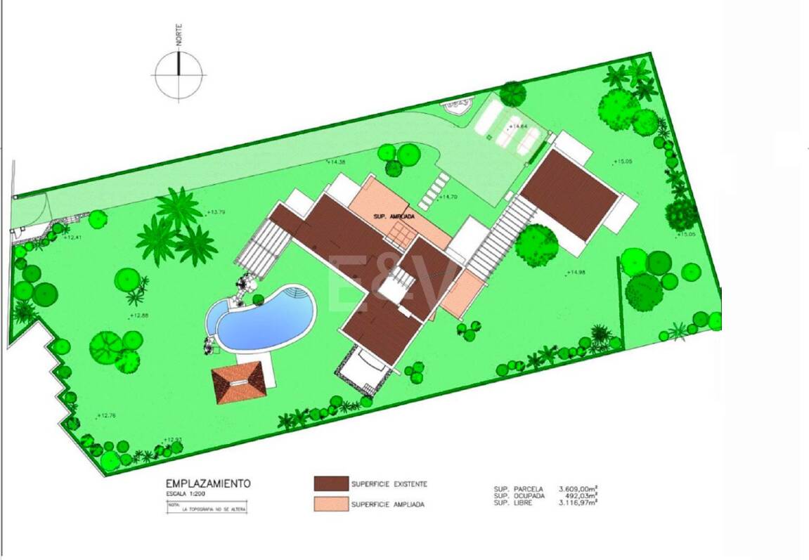 Wunderschöne Villa im andalusischen Cortijo-Stil, nur wenige Schritte vom Strand in der renommierten Guadalmina entfernt.