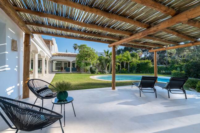 Wunderschöne Villa im andalusischen Cortijo-Stil, nur wenige Schritte vom Strand in der renommierten Guadalmina entfernt.