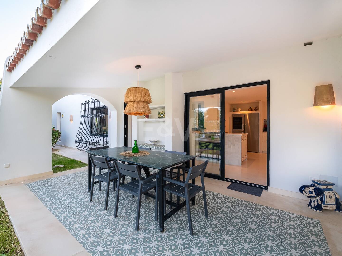 Wunderschöne Villa im andalusischen Cortijo-Stil, nur wenige Schritte vom Strand in der renommierten Guadalmina entfernt.