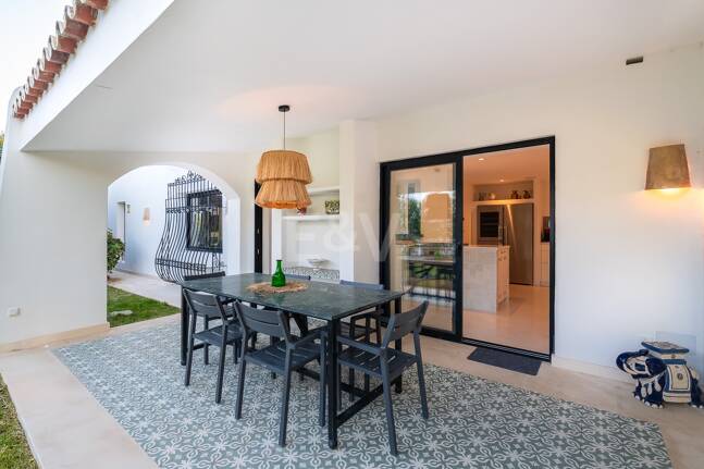 Wunderschöne Villa im andalusischen Cortijo-Stil, nur wenige Schritte vom Strand in der renommierten Guadalmina entfernt.