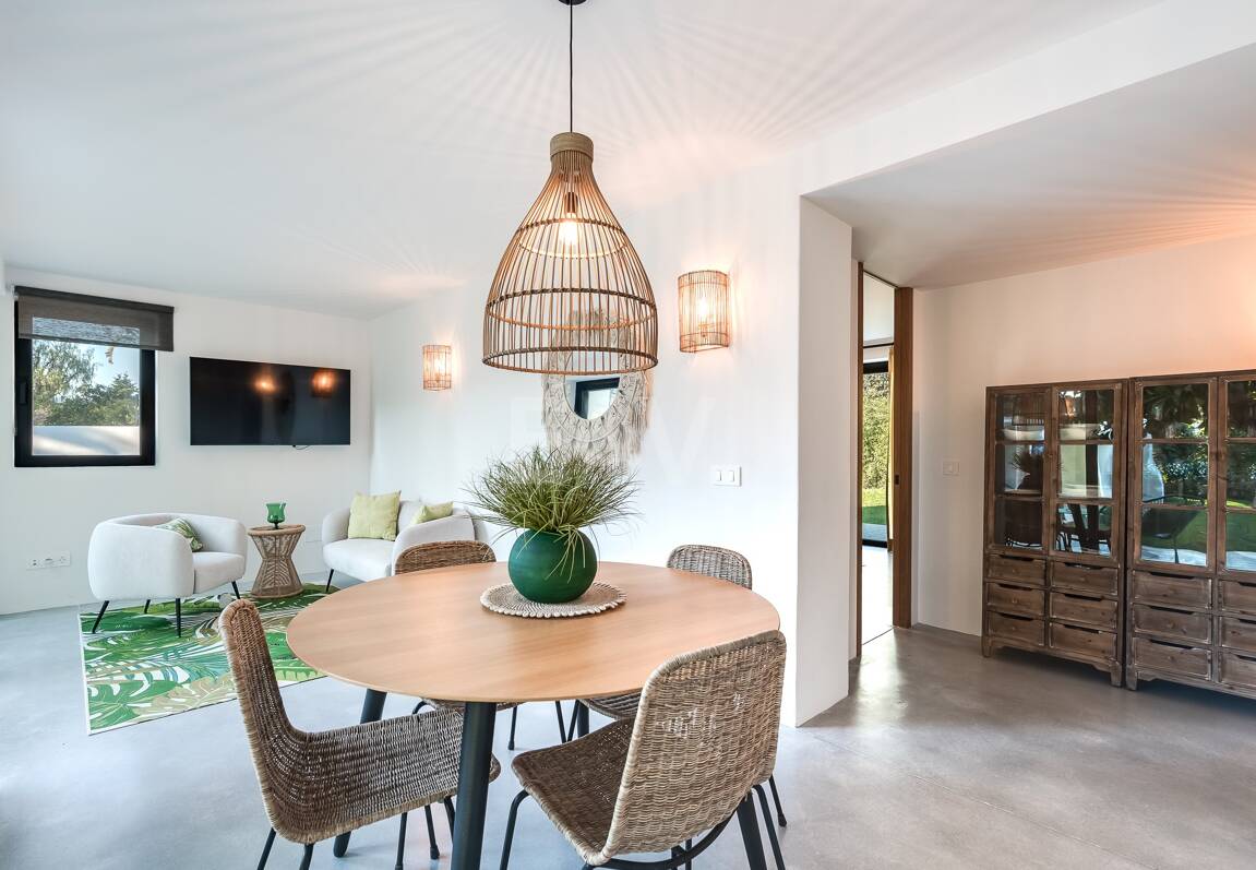 Wunderschöne Villa im andalusischen Cortijo-Stil, nur wenige Schritte vom Strand in der renommierten Guadalmina entfernt.