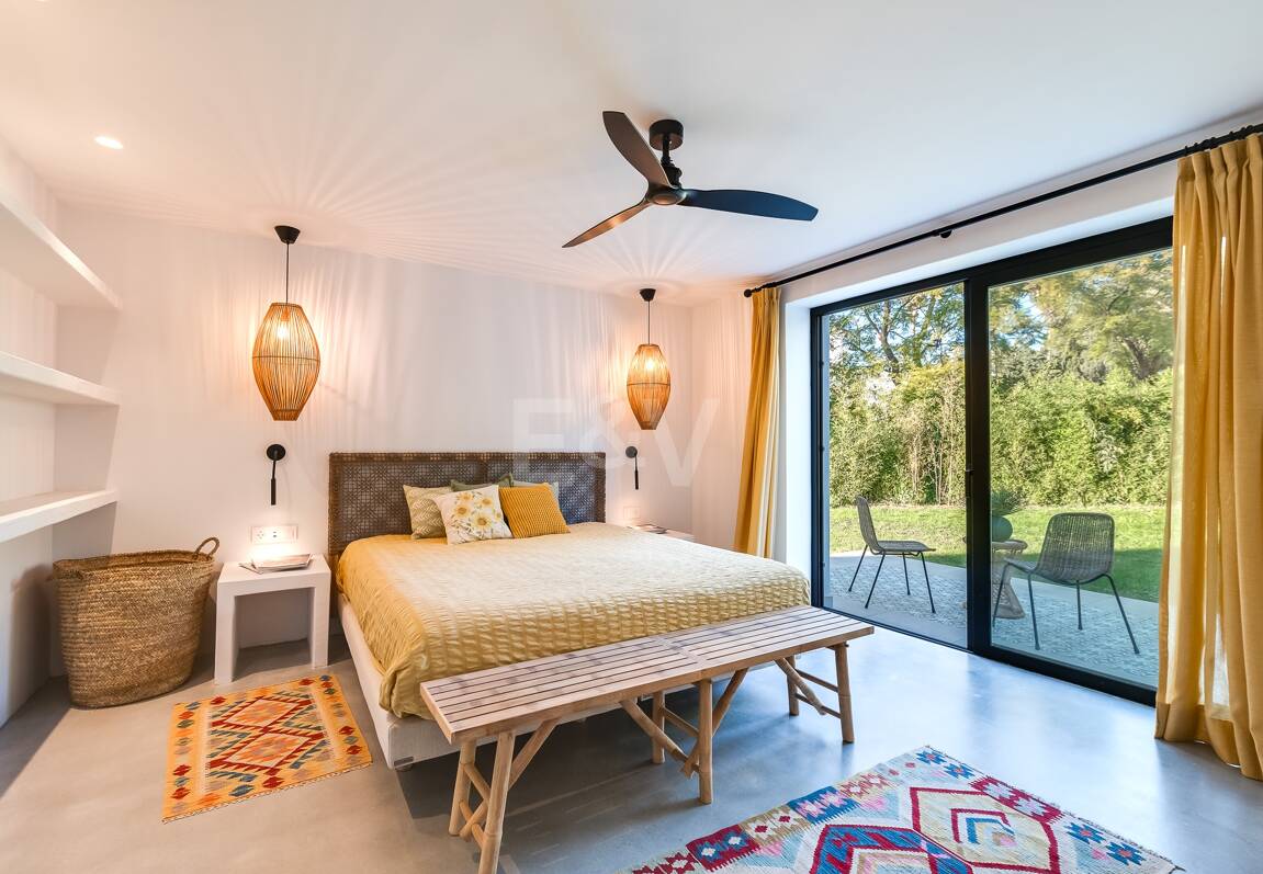 Wunderschöne Villa im andalusischen Cortijo-Stil, nur wenige Schritte vom Strand in der renommierten Guadalmina entfernt.