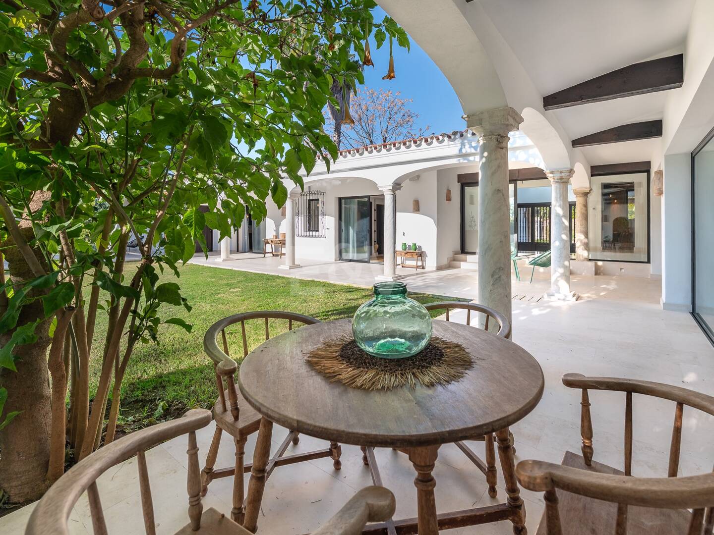 Wunderschöne Villa im andalusischen Cortijo-Stil, nur wenige Schritte vom Strand in der renommierten Guadalmina entfernt.