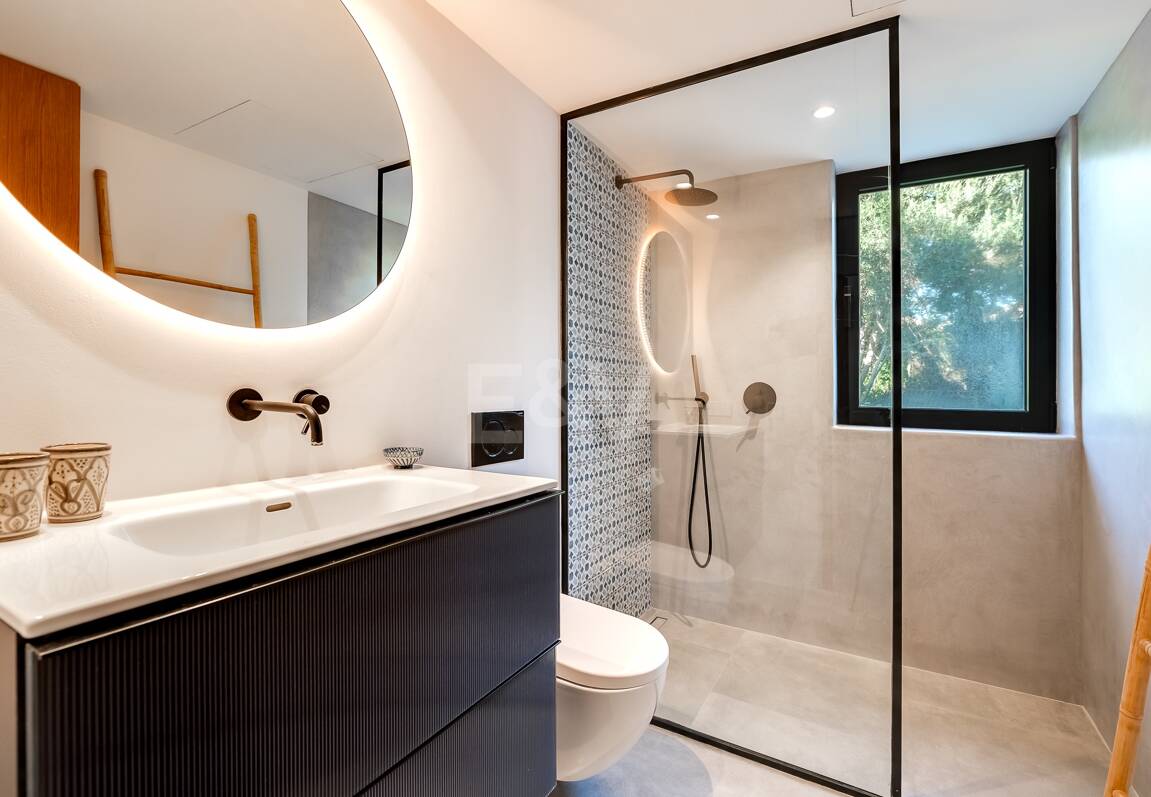 Wunderschöne Villa im andalusischen Cortijo-Stil, nur wenige Schritte vom Strand in der renommierten Guadalmina entfernt.