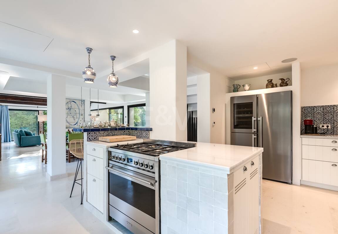 Wunderschöne Villa im andalusischen Cortijo-Stil, nur wenige Schritte vom Strand in der renommierten Guadalmina entfernt.