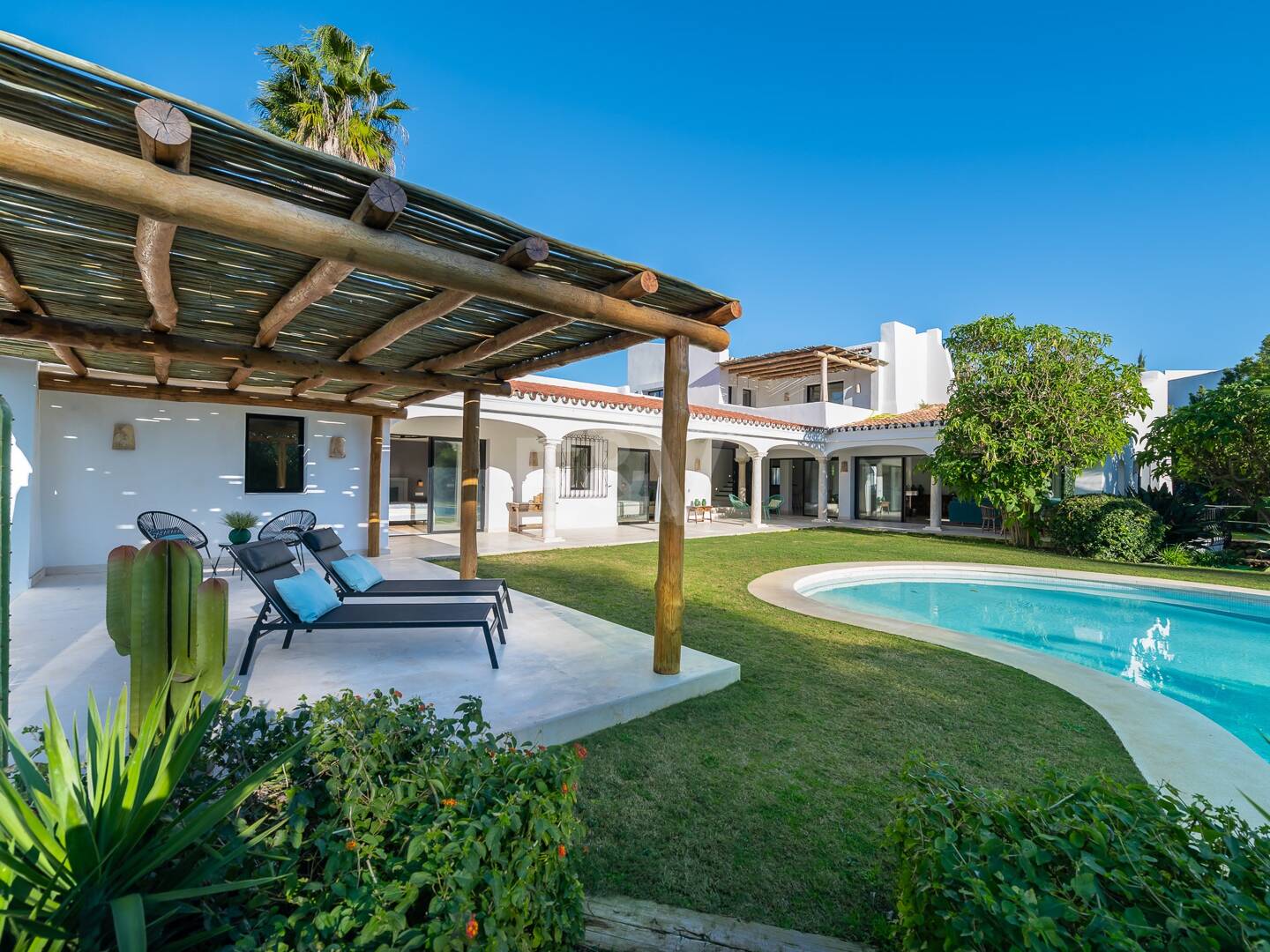 Wunderschöne Villa im andalusischen Cortijo-Stil, nur wenige Schritte vom Strand in der renommierten Guadalmina entfernt.