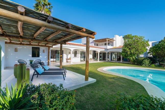 Wunderschöne Villa im andalusischen Cortijo-Stil, nur wenige Schritte vom Strand in der renommierten Guadalmina entfernt.