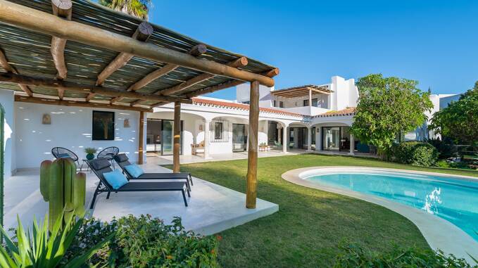 Wunderschöne Villa im andalusischen Cortijo-Stil, nur wenige Schritte vom Strand in der renommierten Guadalmina entfernt.