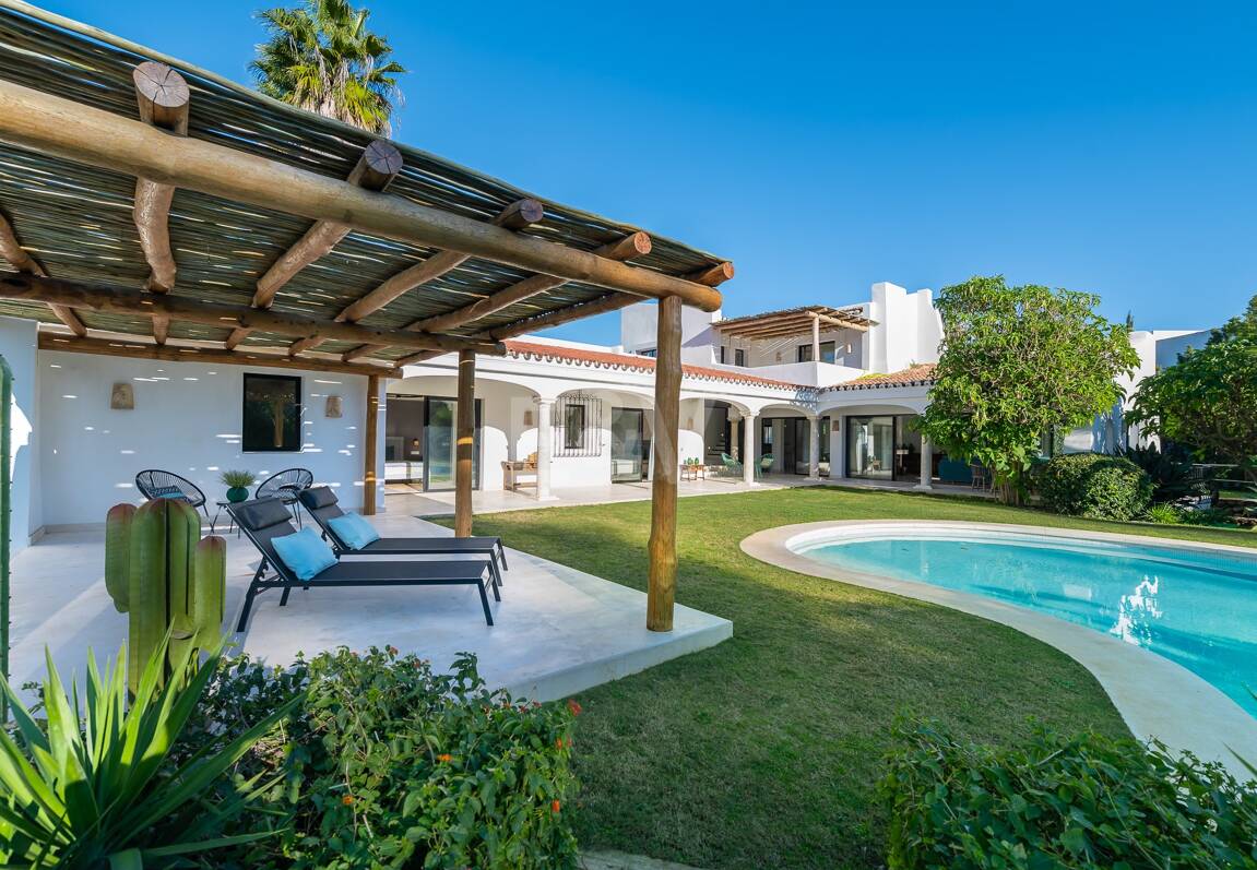 Wunderschöne Villa im andalusischen Cortijo-Stil, nur wenige Schritte vom Strand in der renommierten Guadalmina entfernt.