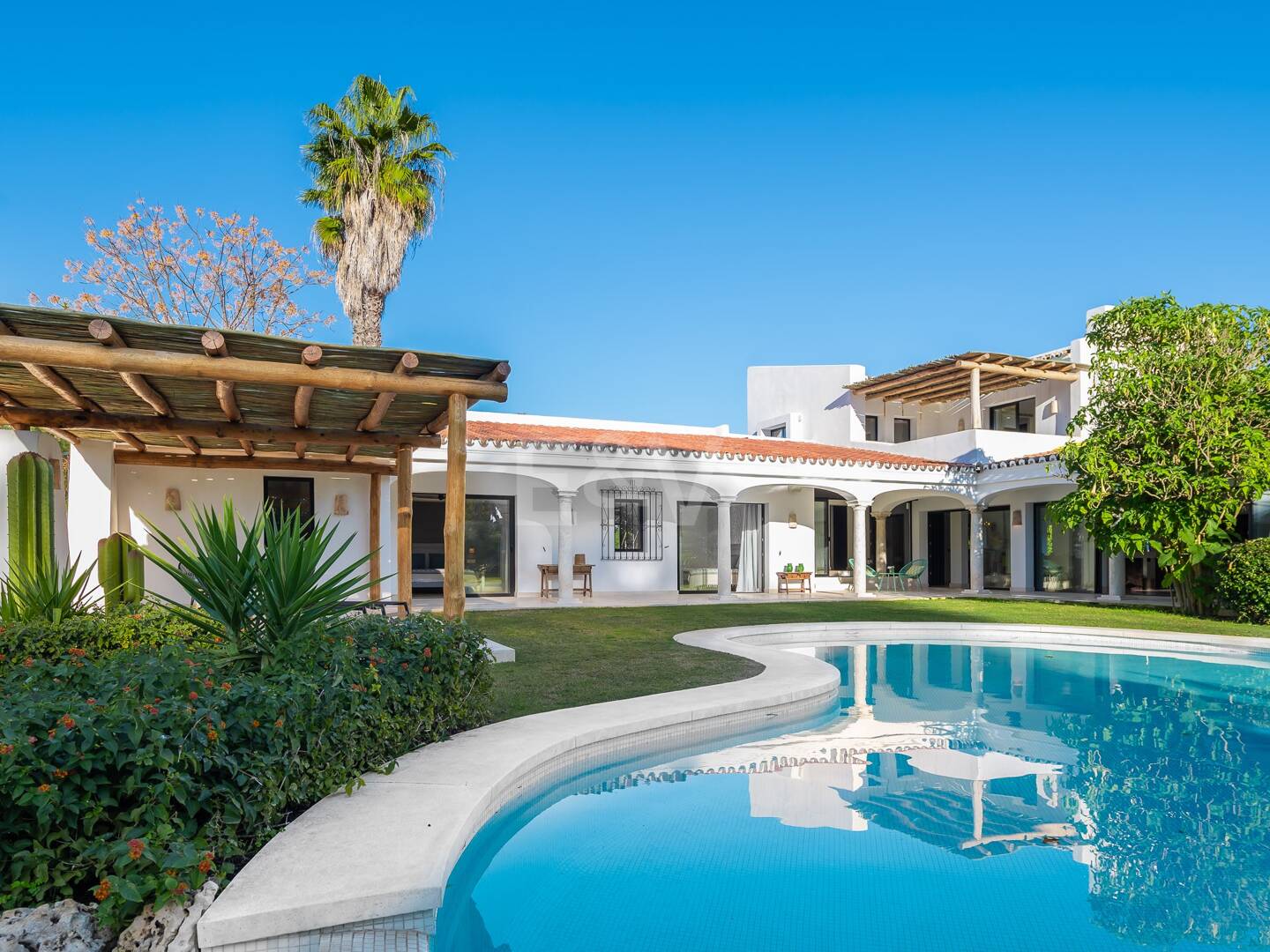 Wunderschöne Villa im andalusischen Cortijo-Stil, nur wenige Schritte vom Strand in der renommierten Guadalmina entfernt.