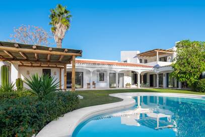 Wunderschöne Villa im andalusischen Cortijo-Stil, nur wenige Schritte vom Strand in der renommierten Guadalmina entfernt.