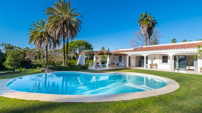 Wunderschöne Villa im andalusischen Cortijo-Stil, nur wenige Schritte vom Strand in der renommierten Guadalmina entfernt.