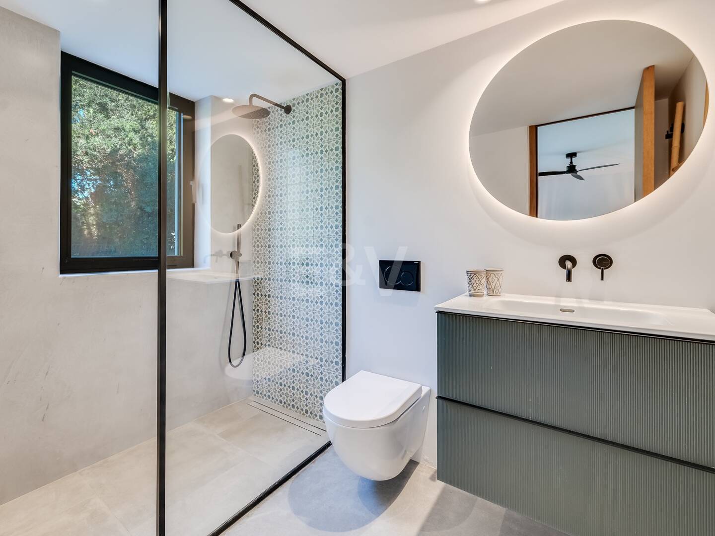 Wunderschöne Villa im andalusischen Cortijo-Stil, nur wenige Schritte vom Strand in der renommierten Guadalmina entfernt.