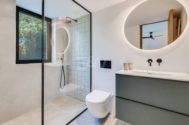 Wunderschöne Villa im andalusischen Cortijo-Stil, nur wenige Schritte vom Strand in der renommierten Guadalmina entfernt.