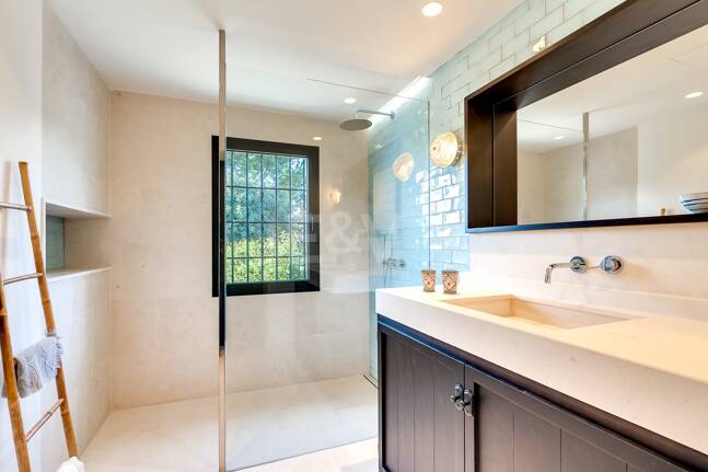 Wunderschöne Villa im andalusischen Cortijo-Stil, nur wenige Schritte vom Strand in der renommierten Guadalmina entfernt.