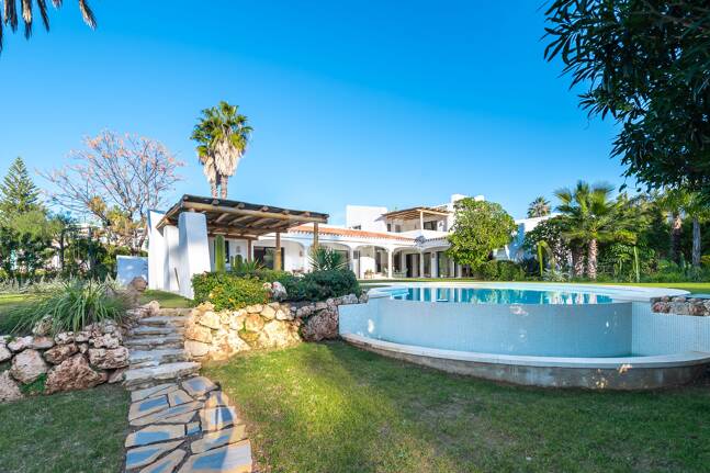Wunderschöne Villa im andalusischen Cortijo-Stil, nur wenige Schritte vom Strand in der renommierten Guadalmina entfernt.
